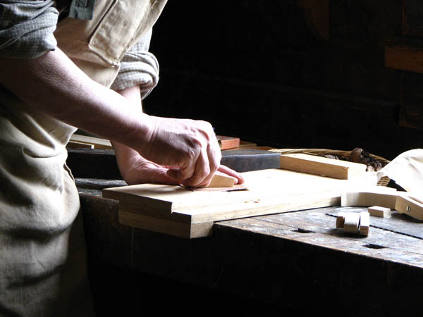 Nacemos de la influencia y formación  heredada en el sector de la <strong>carpintería de madera y ebanistería  en Tarifa.</strong>